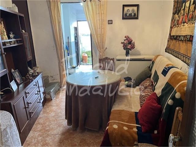 Casa de 4 habitaciones en Castillo de Locubín en venta con garaje - 24.000 € (Ref: 9598514)