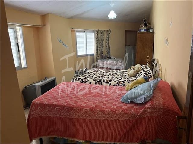 Casa de 4 habitaciones en Castillo de Locubín en venta con garaje - 24.000 € (Ref: 9598514)