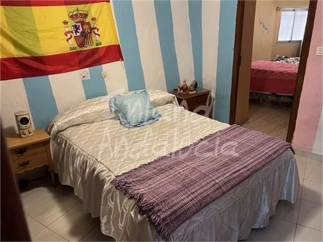Casa de 4 habitaciones en Castillo de Locubín en venta con garaje - 24.000 € (Ref: 9598514)