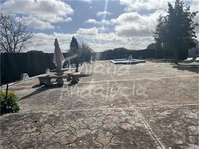 4 soveværelse Villa til salg i Alcalá la Real med swimmingpool garage - € 420.000 (Ref: 9604469)