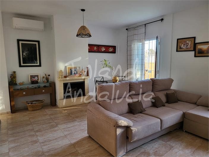 4 bedroom Townhouse for sale in Fuente de Piedra with garage - € 189,950 (Ref: 9627065)