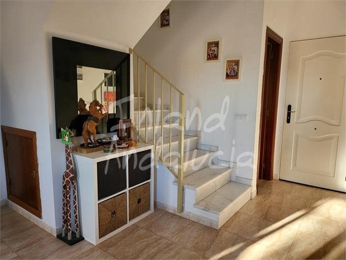 4 bedroom Townhouse for sale in Fuente de Piedra with garage - € 189,950 (Ref: 9627065)