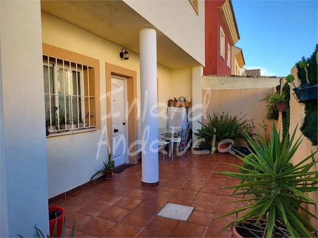 4 bedroom Townhouse for sale in Fuente de Piedra with garage - € 189,950 (Ref: 9627065)
