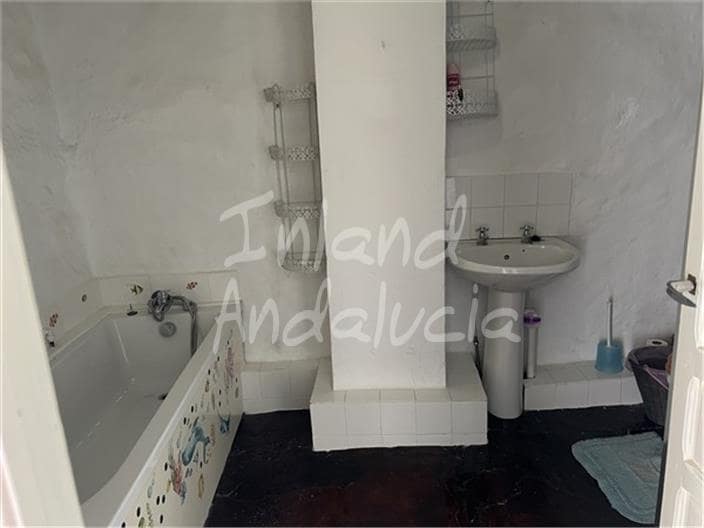 2 bedroom Townhouse for sale in Castillo de Locubin - € 38,000 (Ref: 9633696)