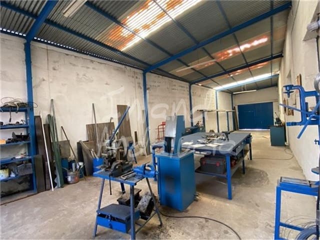 Commercial for sale in Alomartes, Illora with garage - € 260,000 (Ref: 9714374)