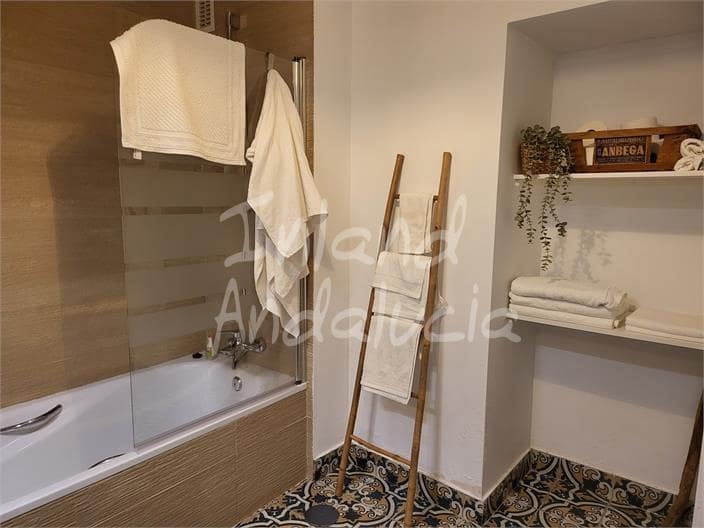 4 bedroom Townhouse for sale in Fuente de Piedra with pool - € 260,000 (Ref: 9755126)