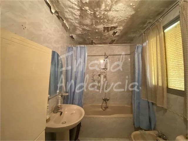 2 bedroom Townhouse for sale in Valdepeñas de Jaén with garage - € 19,500 (Ref: 9755127)