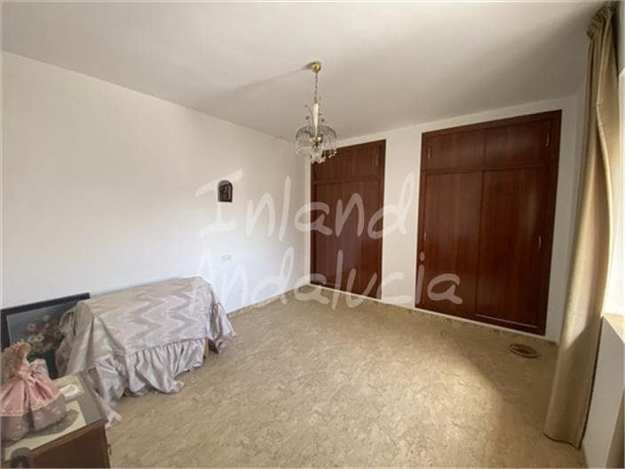 4 bedroom Townhouse for sale in Moclin with garage - € 68,000 (Ref: 9772589)