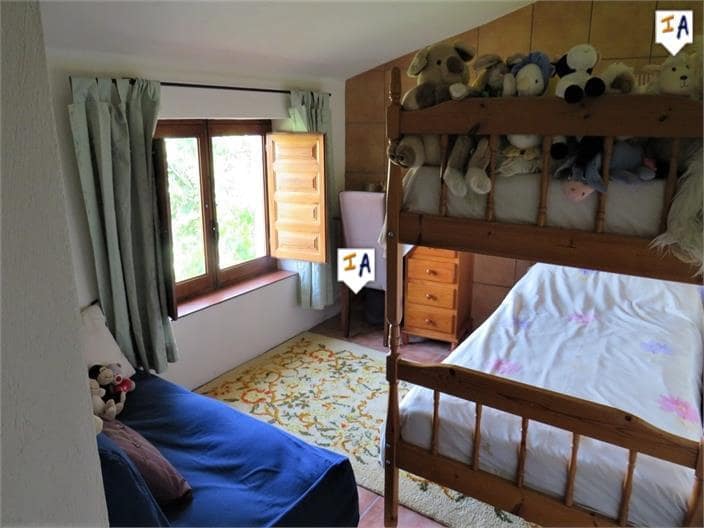 4 chambre Finca/Maison de Campagne à vendre à Huelma avec garage - 240 000 € (Ref: 9788063)