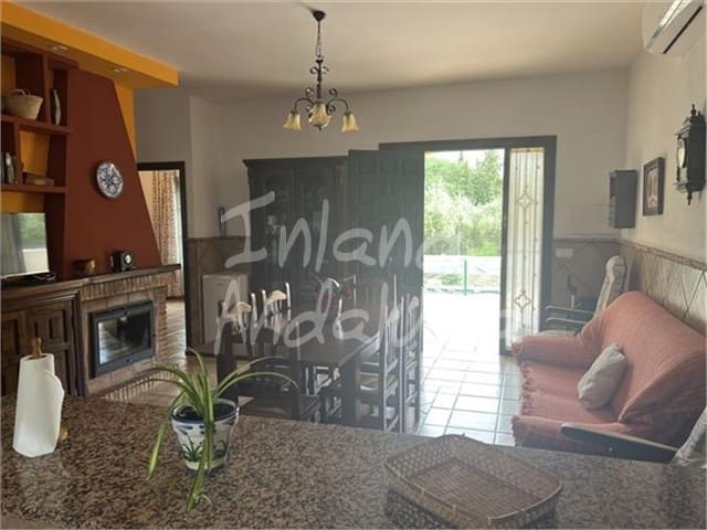 3 sypialnia Willa na sprzedaż w Priego de Córdoba z basenem garażem - 263 000 € (Ref: 9824555)