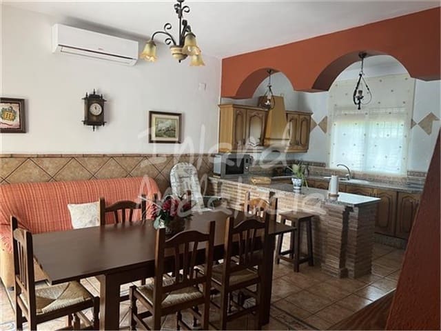 3 sypialnia Willa na sprzedaż w Priego de Córdoba z basenem garażem - 263 000 € (Ref: 9824555)