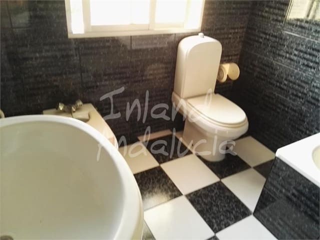 Casa de 5 habitaciones en Loja en venta - 127.000 € (Ref: 9872846)