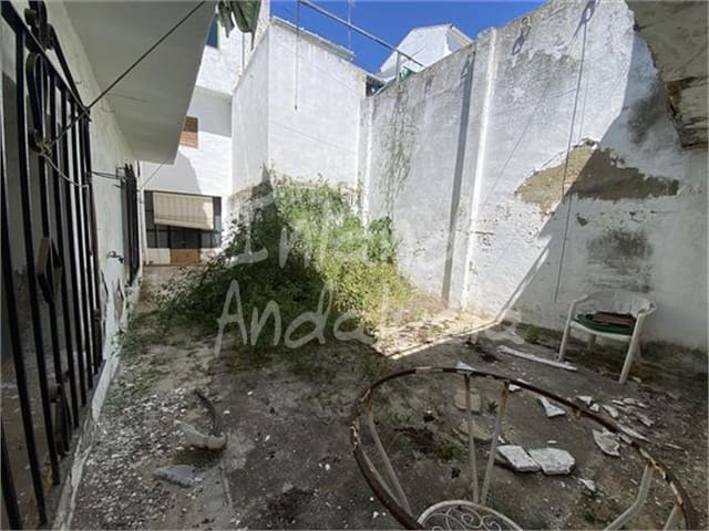 5 bedroom Townhouse for sale in Monturque with garage - € 135,000 (Ref: 9893599)