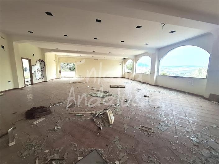 Erhverv til salg i Loja med swimmingpool - € 477.750 (Ref: 9907483)