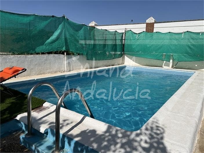 4 Zimmer Haus zu verkaufen in Castillo de Locubin mit Pool Garage - 133.000 € (Ref: 9917663)