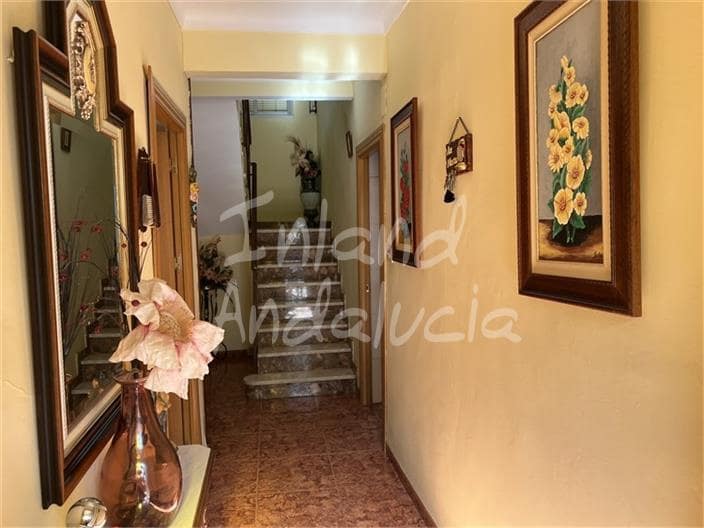 4 Zimmer Haus zu verkaufen in Castillo de Locubin mit Pool Garage - 133.000 € (Ref: 9917663)