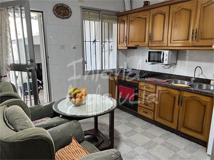 4 Zimmer Haus zu verkaufen in Castillo de Locubin mit Pool Garage - 133.000 € (Ref: 9917663)