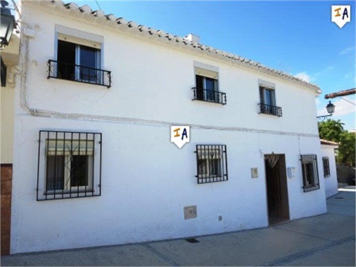 4 bedroom Townhouse for sale in Loja with garage - € 80,000 (Ref: 9921578)