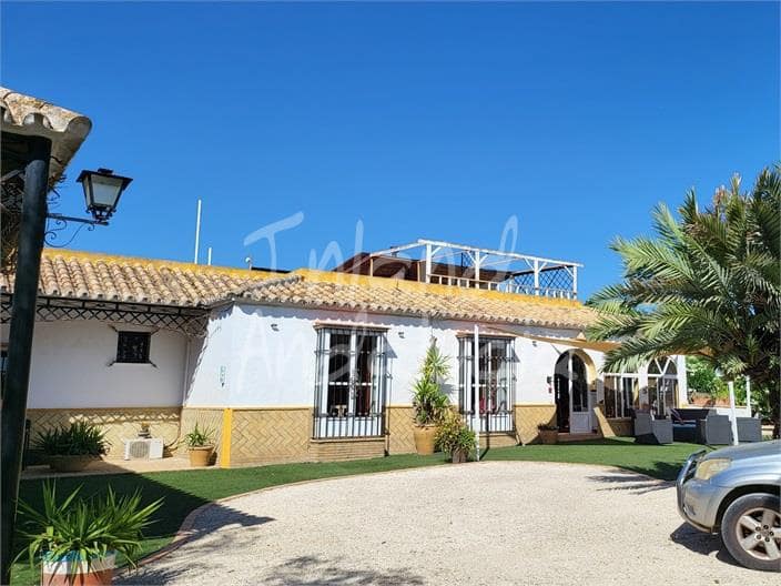4 bedroom Villa for sale in Marchena with pool garage - € 240,000 (Ref: 9926602)