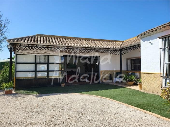 4 bedroom Villa for sale in Marchena with pool garage - € 240,000 (Ref: 9926602)
