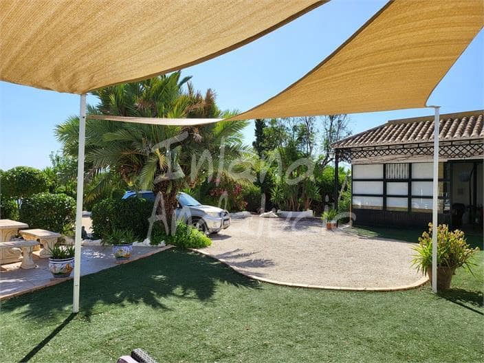 4 bedroom Villa for sale in Marchena with pool garage - € 240,000 (Ref: 9926602)