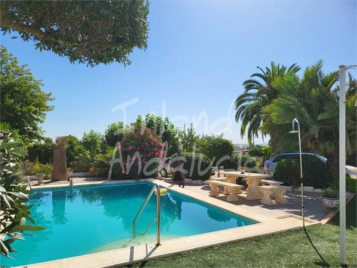 4 bedroom Villa for sale in Marchena with pool garage - € 240,000 (Ref: 9926602)