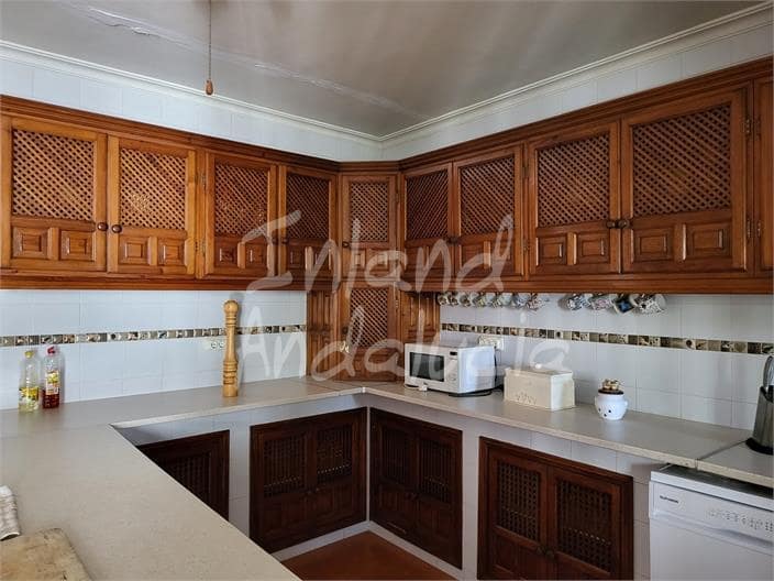 4 bedroom Villa for sale in Marchena with pool garage - € 240,000 (Ref: 9926602)