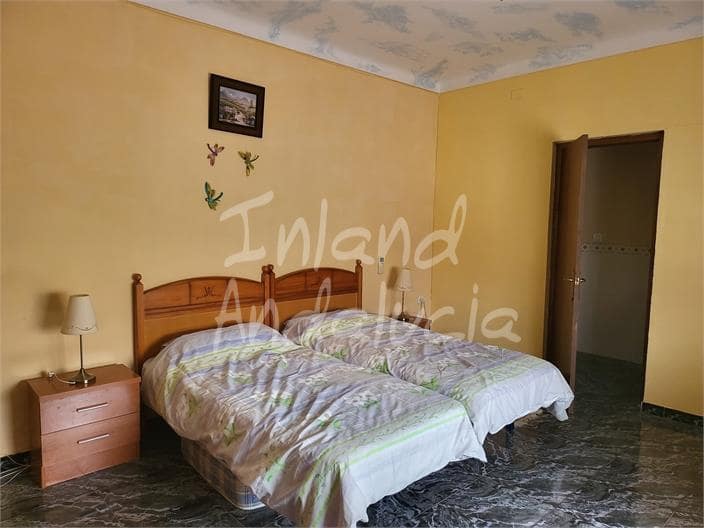 3 bedroom Villa for sale in Fuente de Piedra with pool garage - € 175,000 (Ref: 9935402)