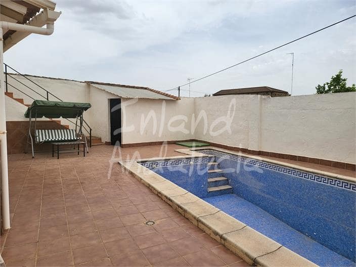 3 bedroom Villa for sale in Fuente de Piedra with pool garage - € 175,000 (Ref: 9935402)