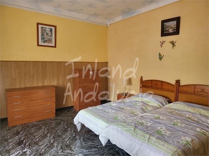 3 bedroom Villa for sale in Fuente de Piedra with pool garage - € 175,000 (Ref: 9935402)