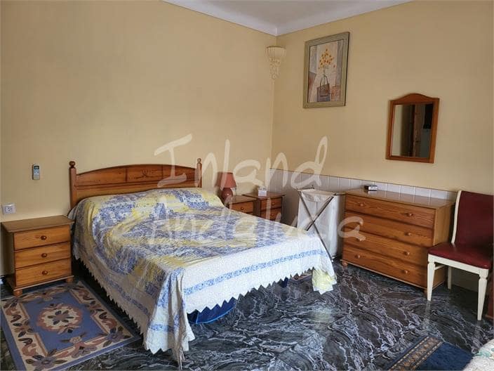 3 bedroom Villa for sale in Fuente de Piedra with pool garage - € 175,000 (Ref: 9935402)