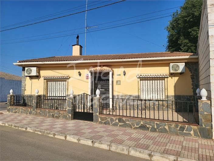 3 bedroom Villa for sale in Fuente de Piedra with pool garage - € 175,000 (Ref: 9935402)