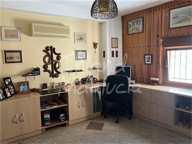 Casa de 4 habitaciones en Priego de Córdoba en venta con piscina garaje - 180.000 € (Ref: 9990094)