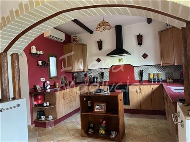 Casa de 4 habitaciones en Priego de Córdoba en venta con piscina garaje - 180.000 € (Ref: 9990094)