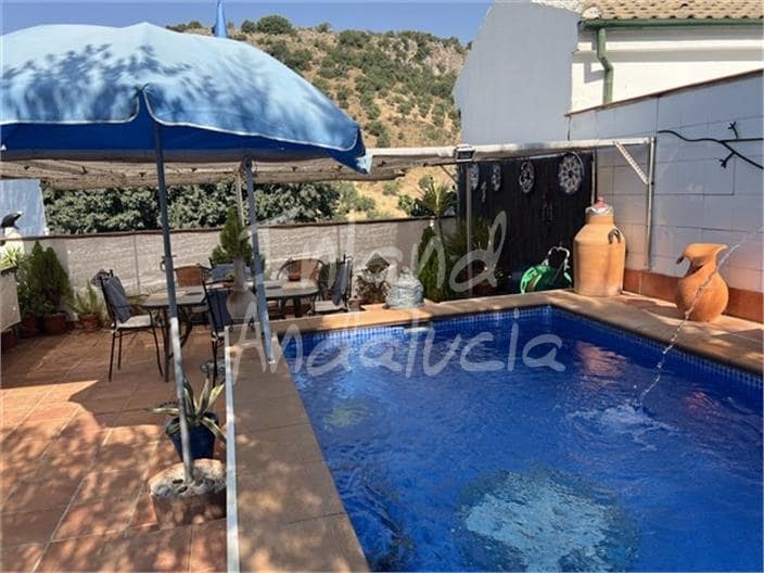 Casa de 4 habitaciones en Priego de Córdoba en venta con piscina garaje - 180.000 € (Ref: 9990094)