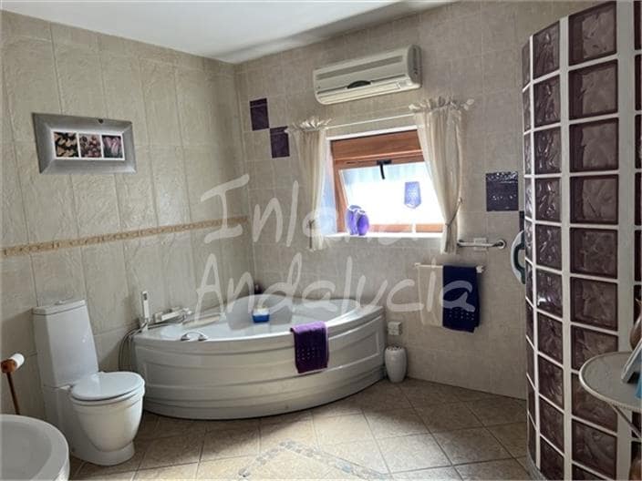 Casa de 4 habitaciones en Priego de Córdoba en venta con piscina garaje - 180.000 € (Ref: 9990094)