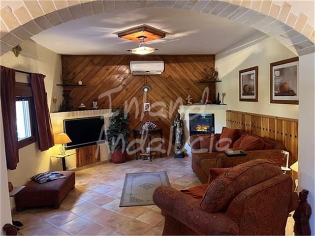 Casa de 4 habitaciones en Priego de Córdoba en venta con piscina garaje - 180.000 € (Ref: 9990094)