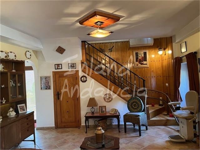 Casa de 4 habitaciones en Priego de Córdoba en venta con piscina garaje - 180.000 € (Ref: 9990094)