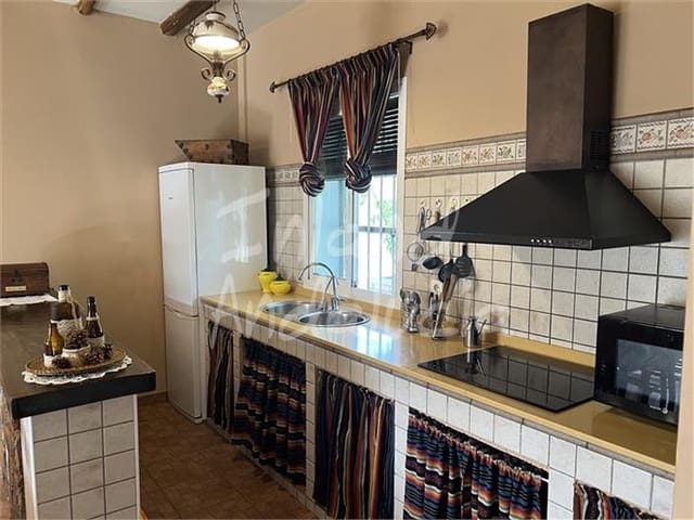 Finca/Casa Rural de 4 habitaciones en Montefrío en venta con piscina garaje - 295.000 € (Ref: 9996511)