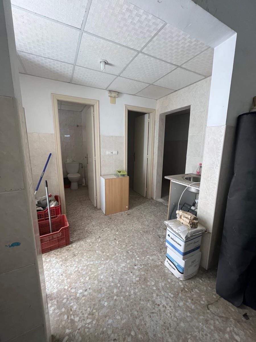 Commercial for sale in Elche / Elx - € 189,900 (Ref: 9021809)