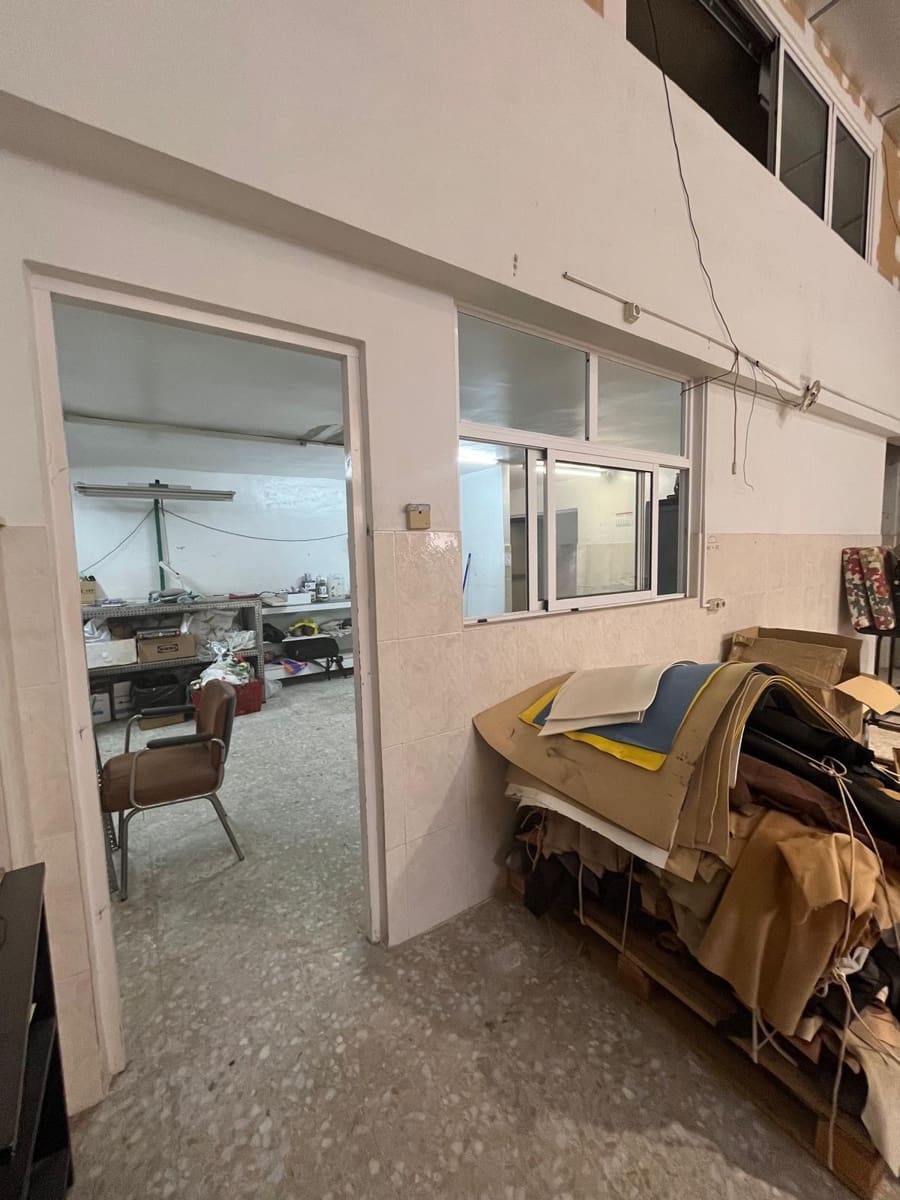 Commercial for sale in Elche / Elx - € 189,900 (Ref: 9021809)