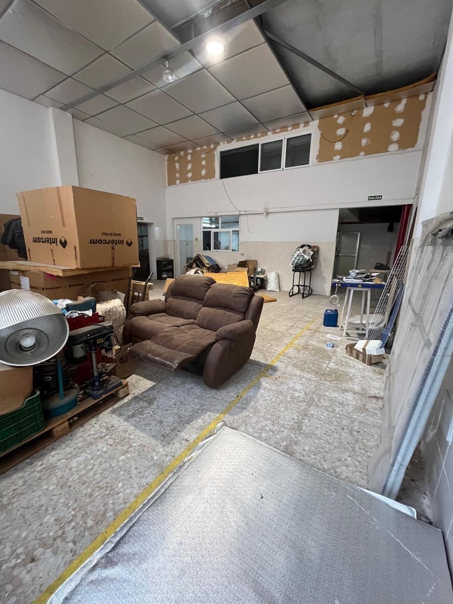 Commercial for sale in Elche / Elx - € 189,900 (Ref: 9021809)