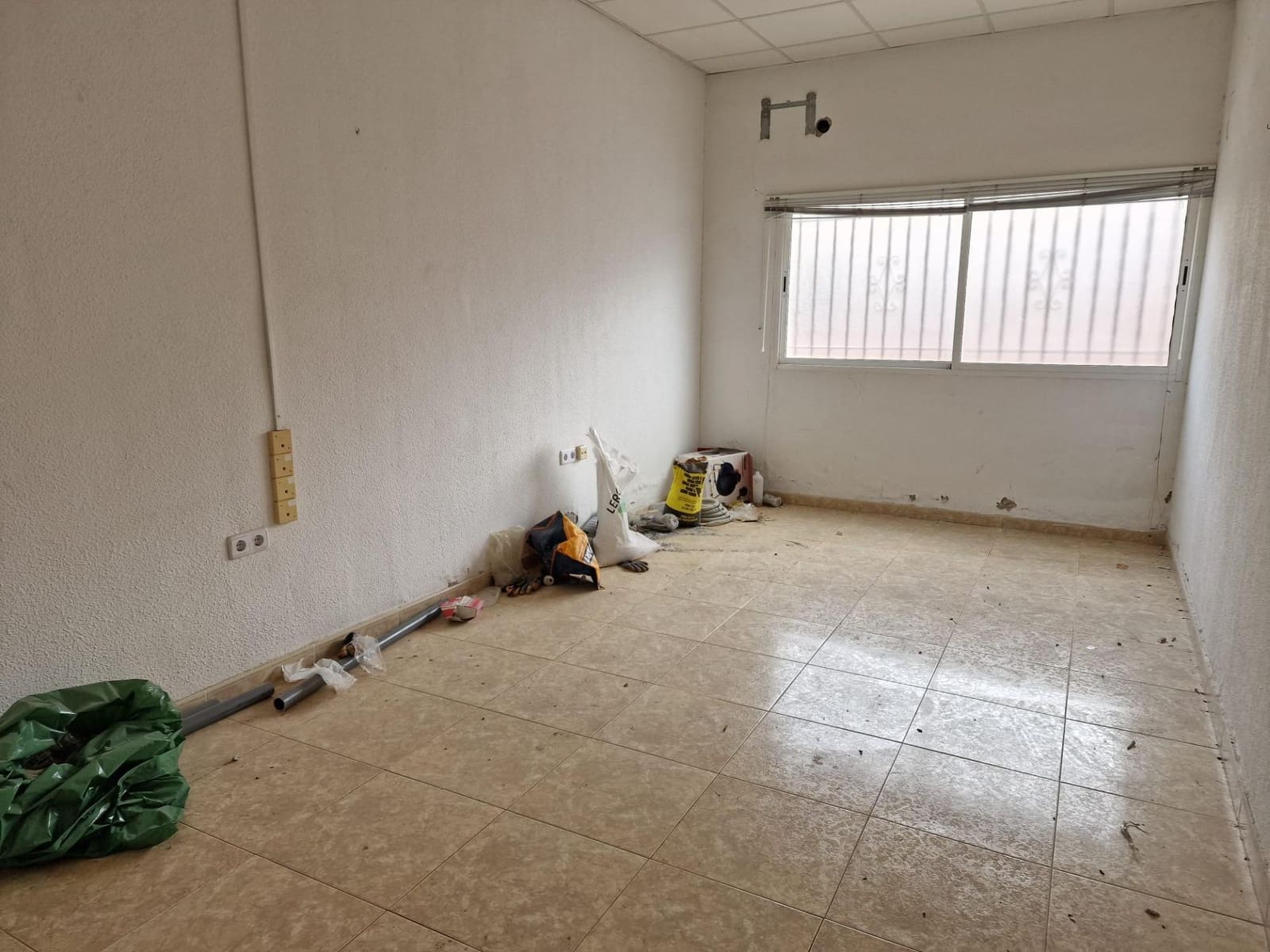 Virksomhed til salg i Aspe med garage - € 560.000 (Ref: 9021832)