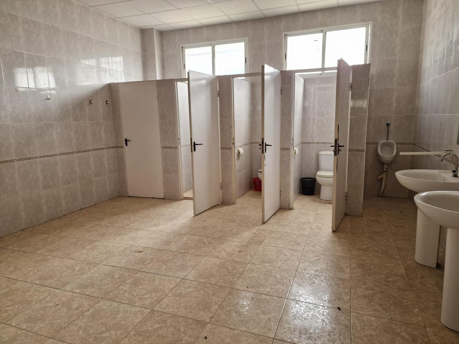 Virksomhed til salg i Aspe med garage - € 560.000 (Ref: 9021832)