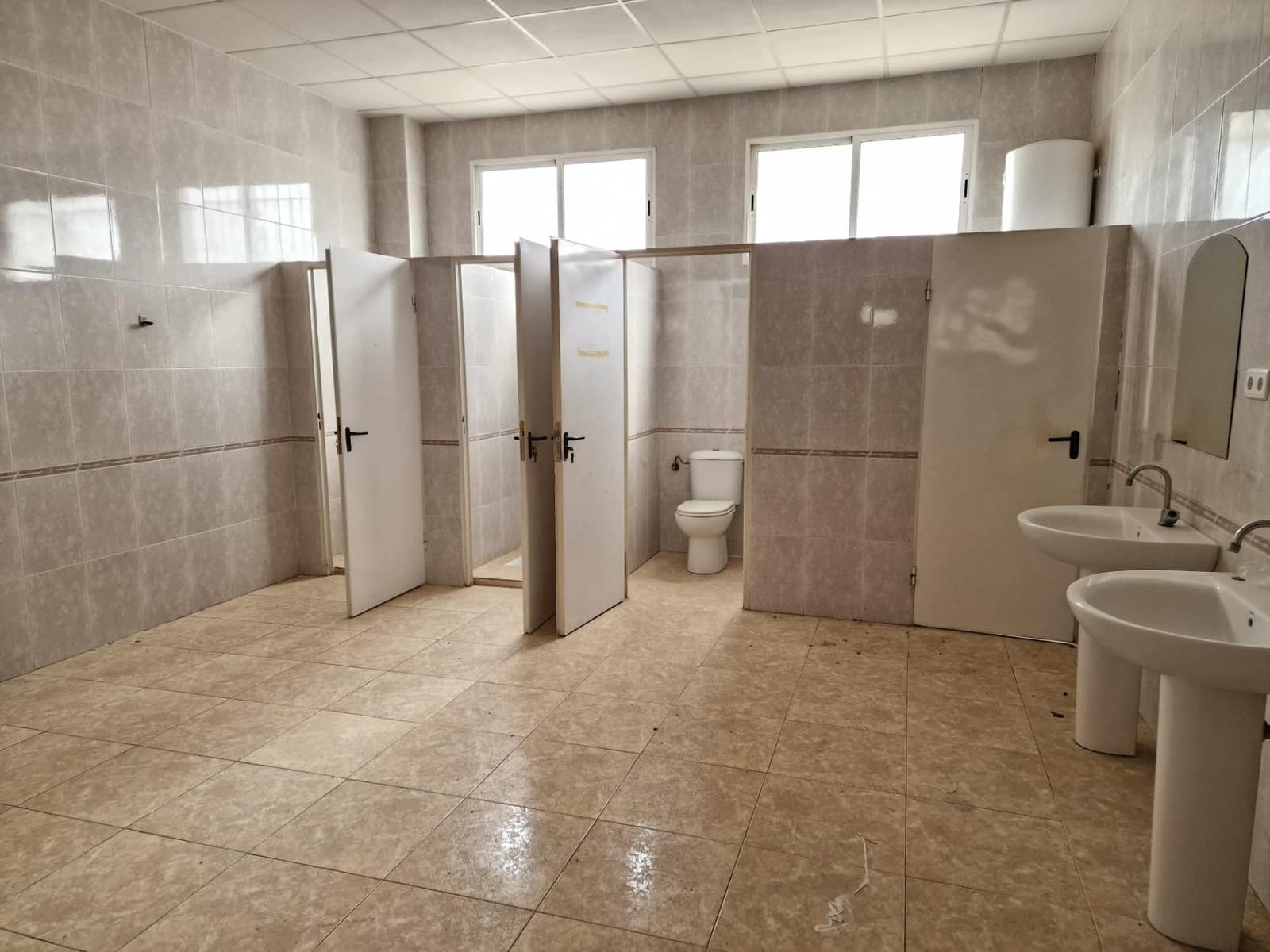 Virksomhed til salg i Aspe med garage - € 560.000 (Ref: 9021832)