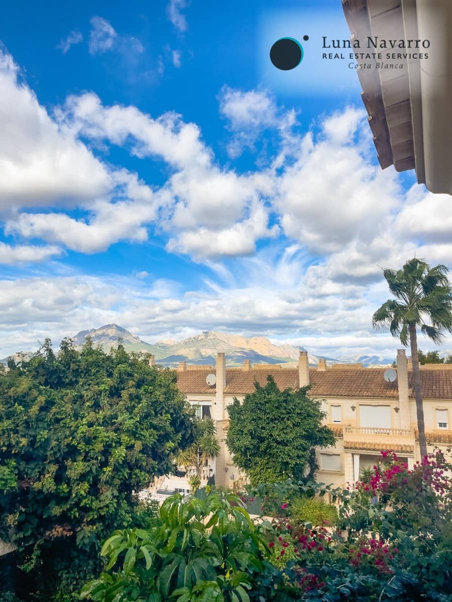 5 slaapkamer Rijtjeshuis te koop in Alfaz del Pi / L'Alfas del Pi met zwembad - € 450.000 (Ref: 8167426)