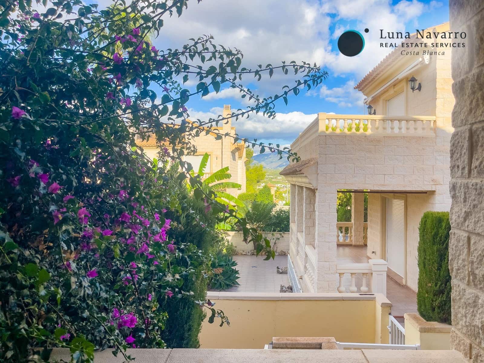 5 slaapkamer Rijtjeshuis te koop in Alfaz del Pi / L'Alfas del Pi met zwembad - € 450.000 (Ref: 8167426)