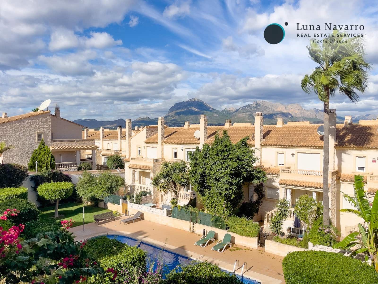 5 slaapkamer Rijtjeshuis te koop in Alfaz del Pi / L'Alfas del Pi met zwembad - € 450.000 (Ref: 8167426)