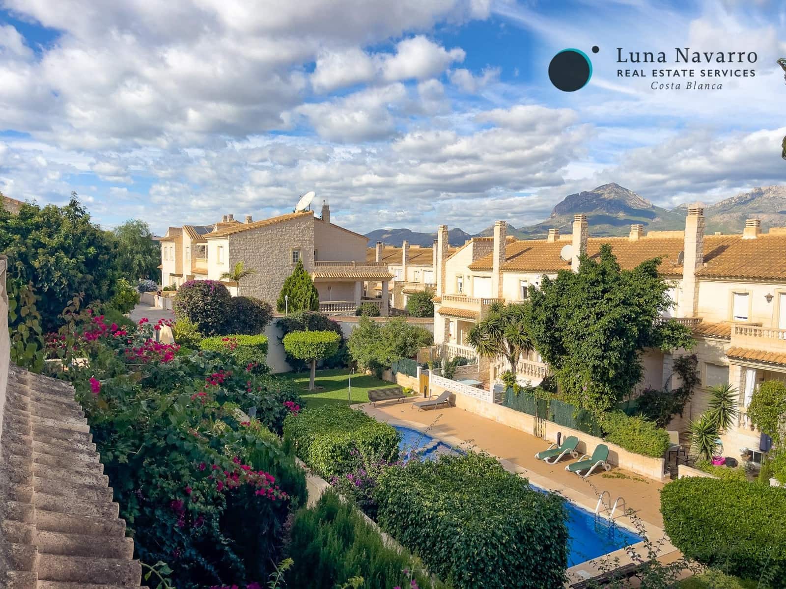 5 slaapkamer Rijtjeshuis te koop in Alfaz del Pi / L'Alfas del Pi met zwembad - € 450.000 (Ref: 8167426)