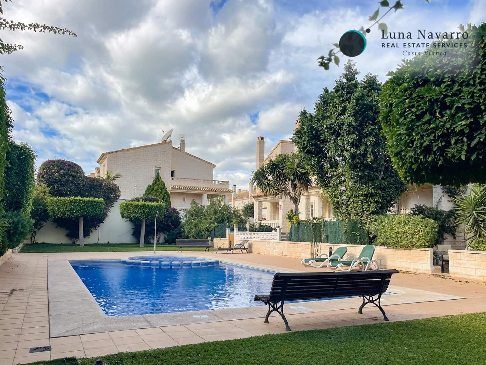 5 slaapkamer Rijtjeshuis te koop in Alfaz del Pi / L'Alfas del Pi met zwembad - € 450.000 (Ref: 8167426)